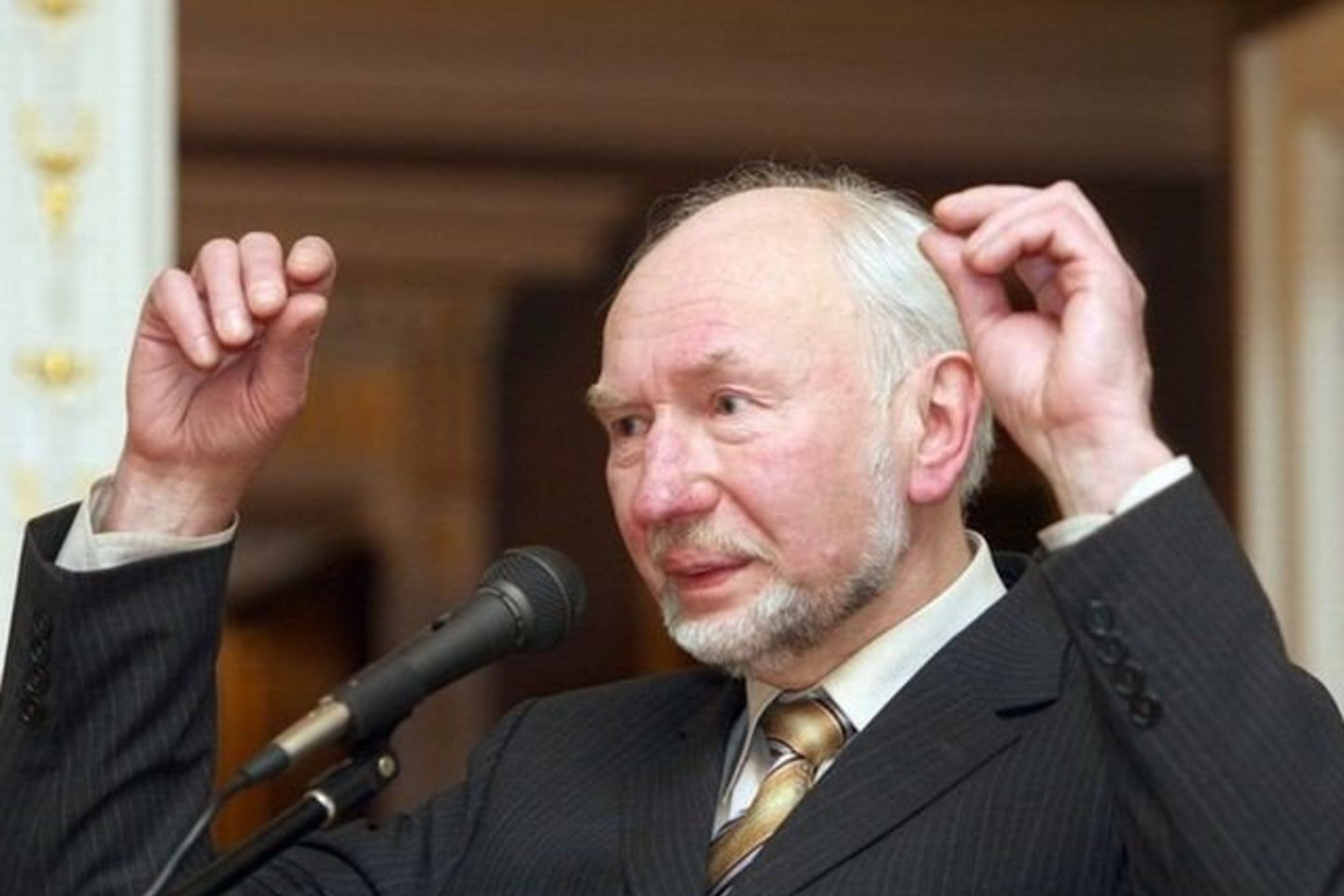 "Jau paaugęs labai norėjau pažinti Vilnių, jo praeitį", - prisimena L.Klimka.