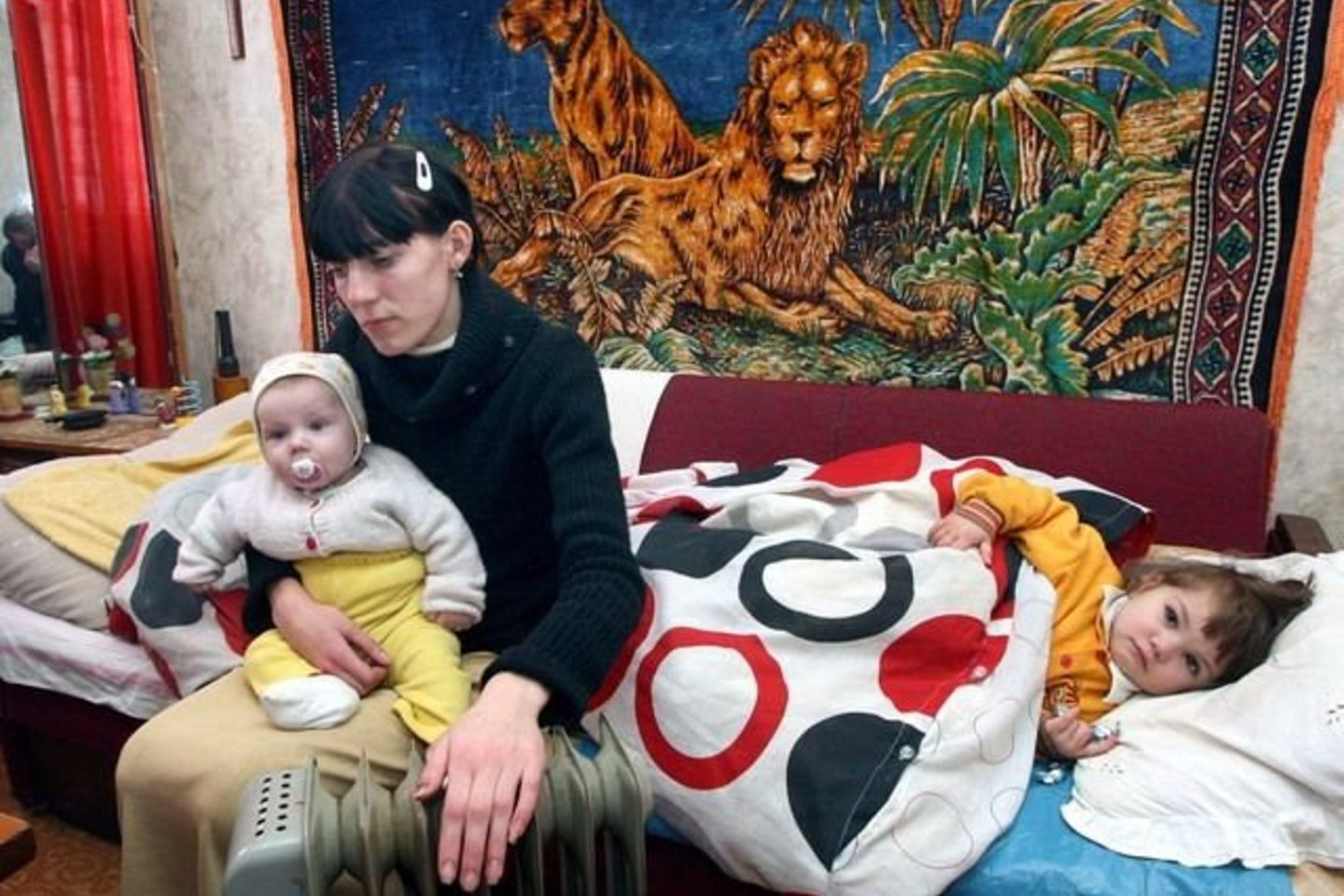 Devyniolikmetė Julijana savo mažamečius vaikus šaltame kambaryje išdrįsta maudyti tik kas antrą mėnesį.
