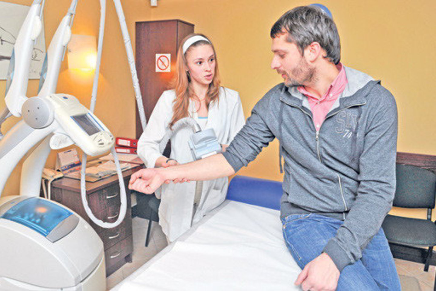 Stilistas M.Petruškevičius iš pradžių bijojo žarnyno valymo procedūros, tačiau žavios medicinos centro darbuotojos jį nuramino.