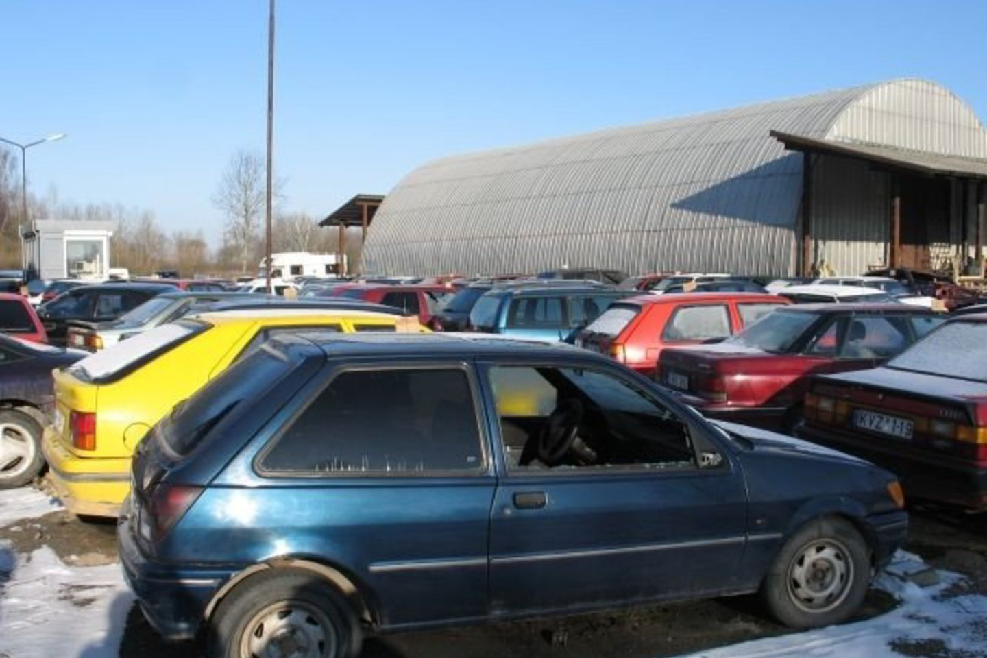Automobilių stiklai išdaužyti naktį.