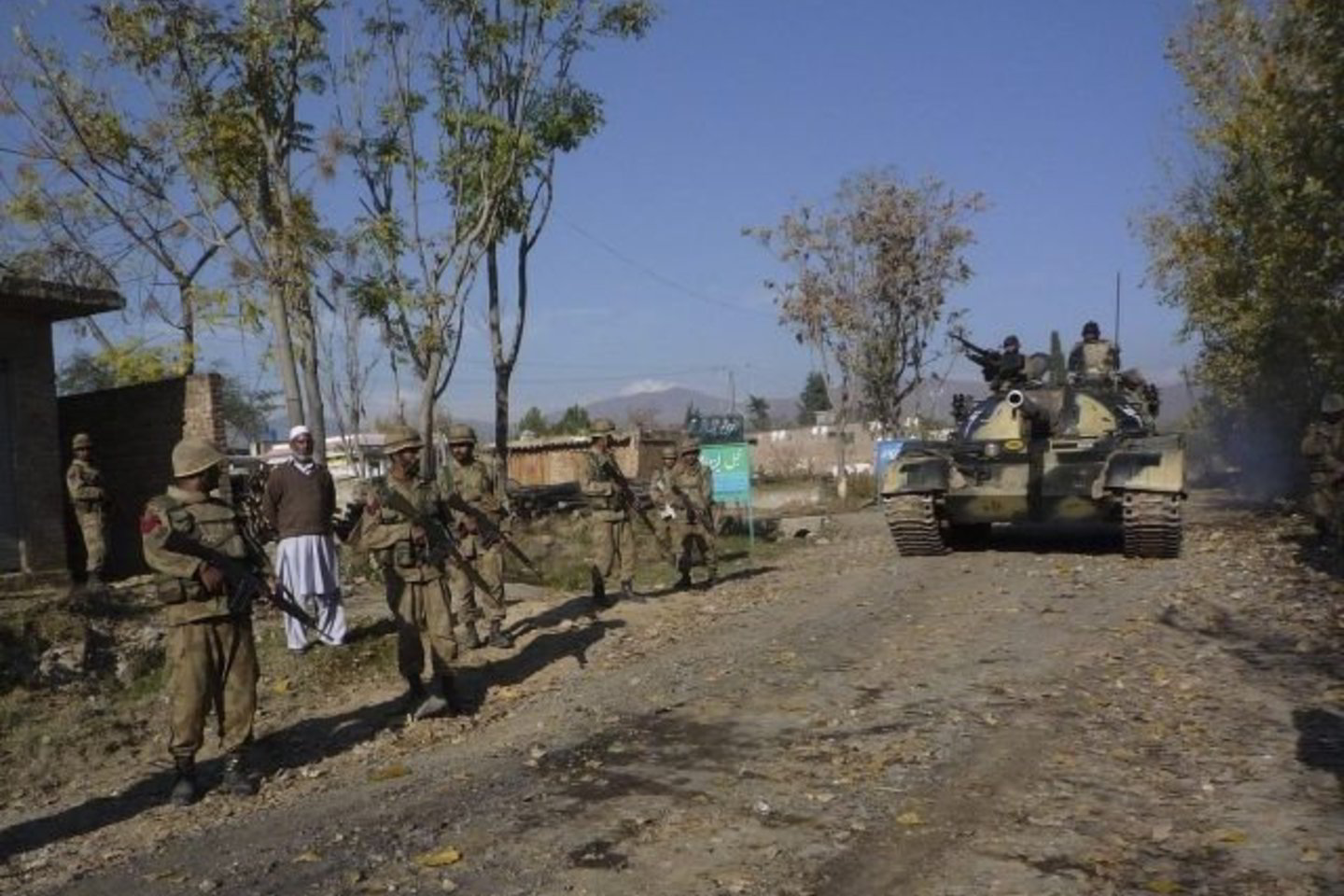 Pakistaniečiai bando pakirsti resursų gabenimą NATO kariams.