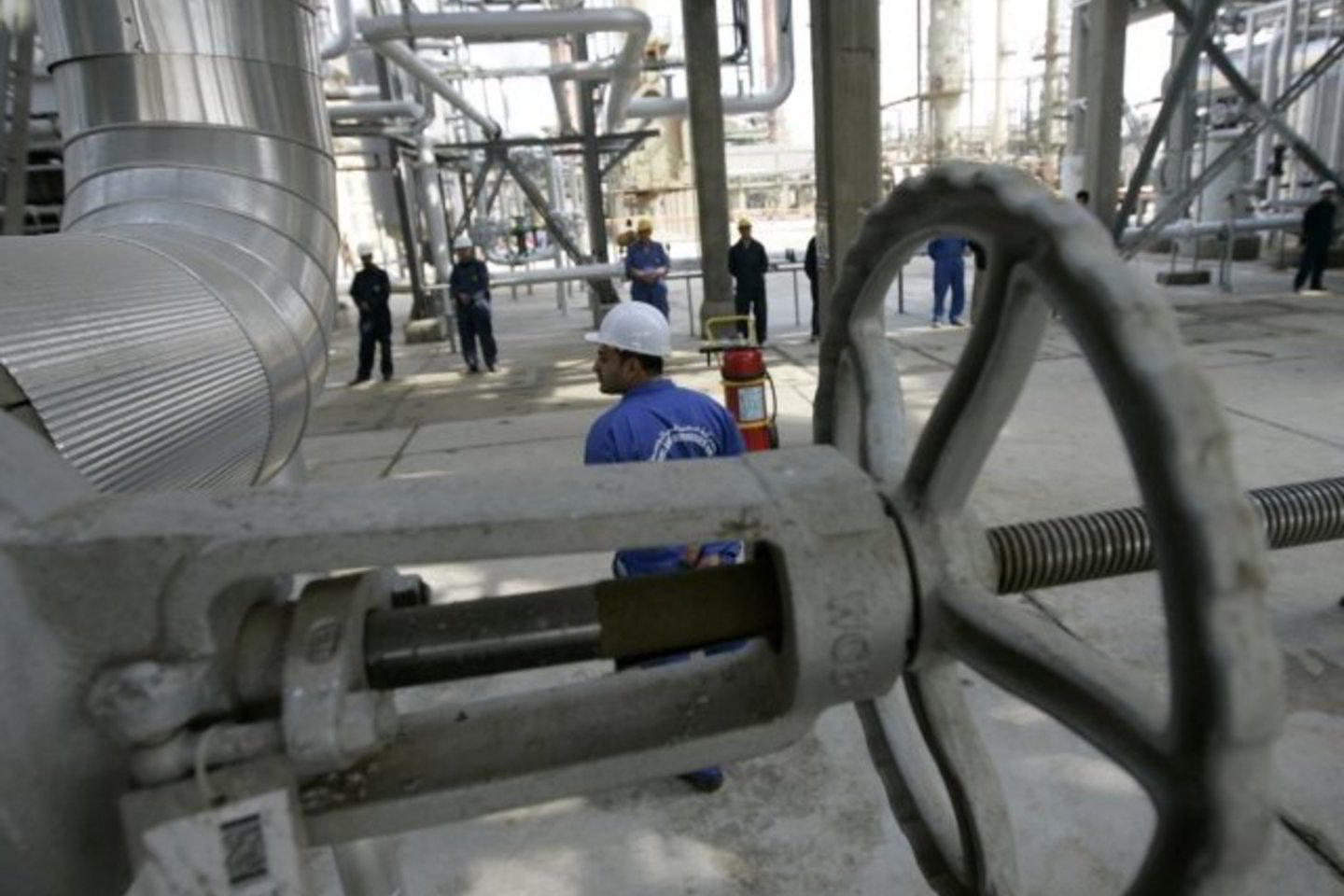 Nuo praėjusių metų rugsėjo OPEC savo naftos gavybos apimtis sumažino daugiau nei 4 mln. barelių per parą.
