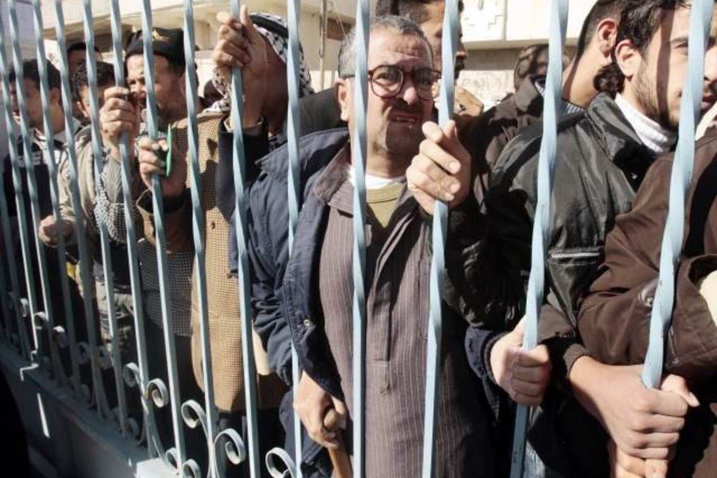 Palestiniečiai būriuojasi Gazos mieste prie ligoninės.