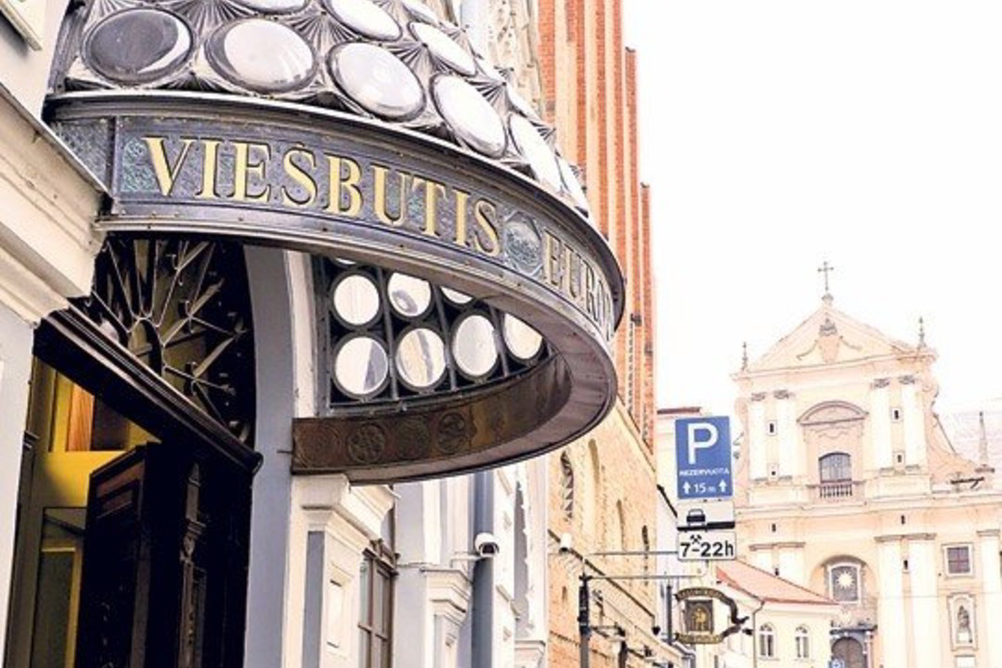 Sostinės Senamiestyje yra bent du viešbučiai, kuriems nekilnojamojo turto mokestis neturėtų rūpėti. Vienas jų – „Europa Royale Vilnius“, nuomojantis patalpas iš Stačiatikių arkivyskupijos.
