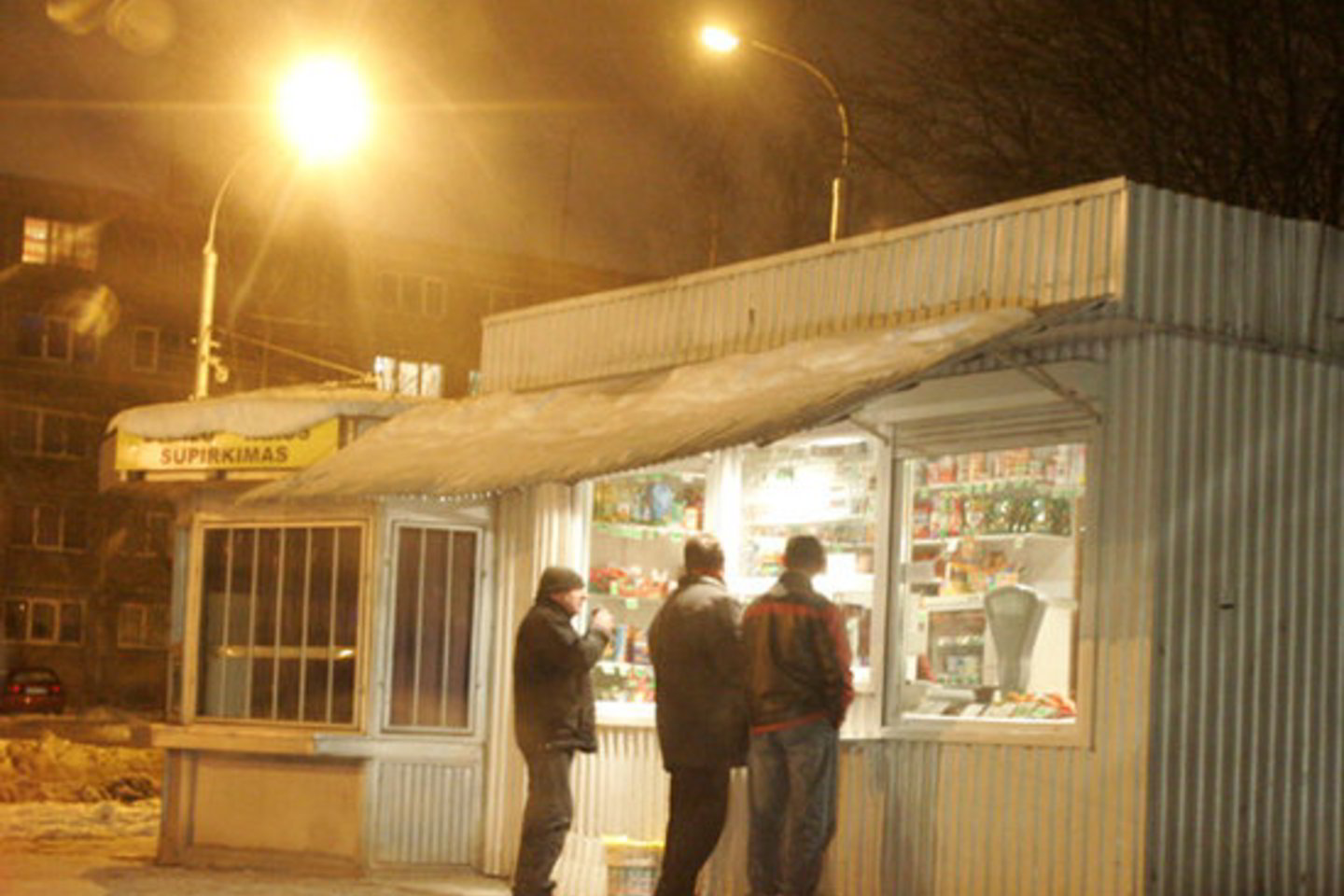 Naktinė prekyba alkoholiu kai kur dar vyksta.