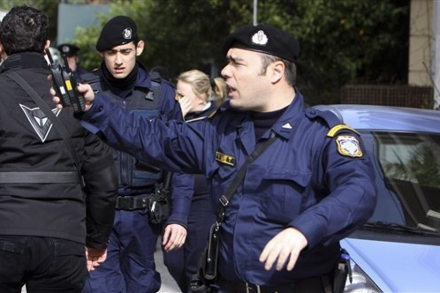 JAV ambasadą po išpuolio apsupo pareigūnai.