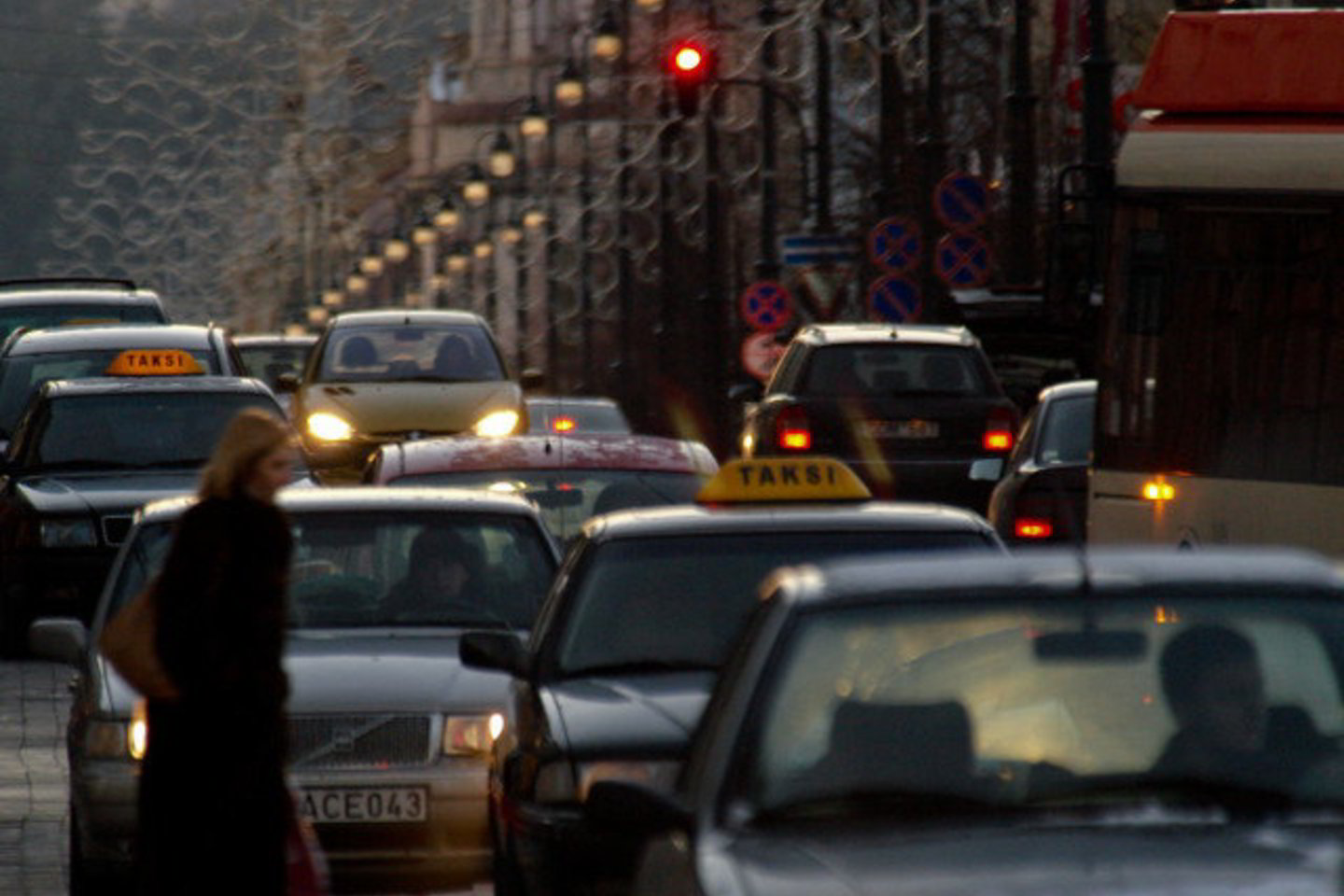 Piko valandomis sostinės Gedimino prospekte susidaro automobilių spūstys.