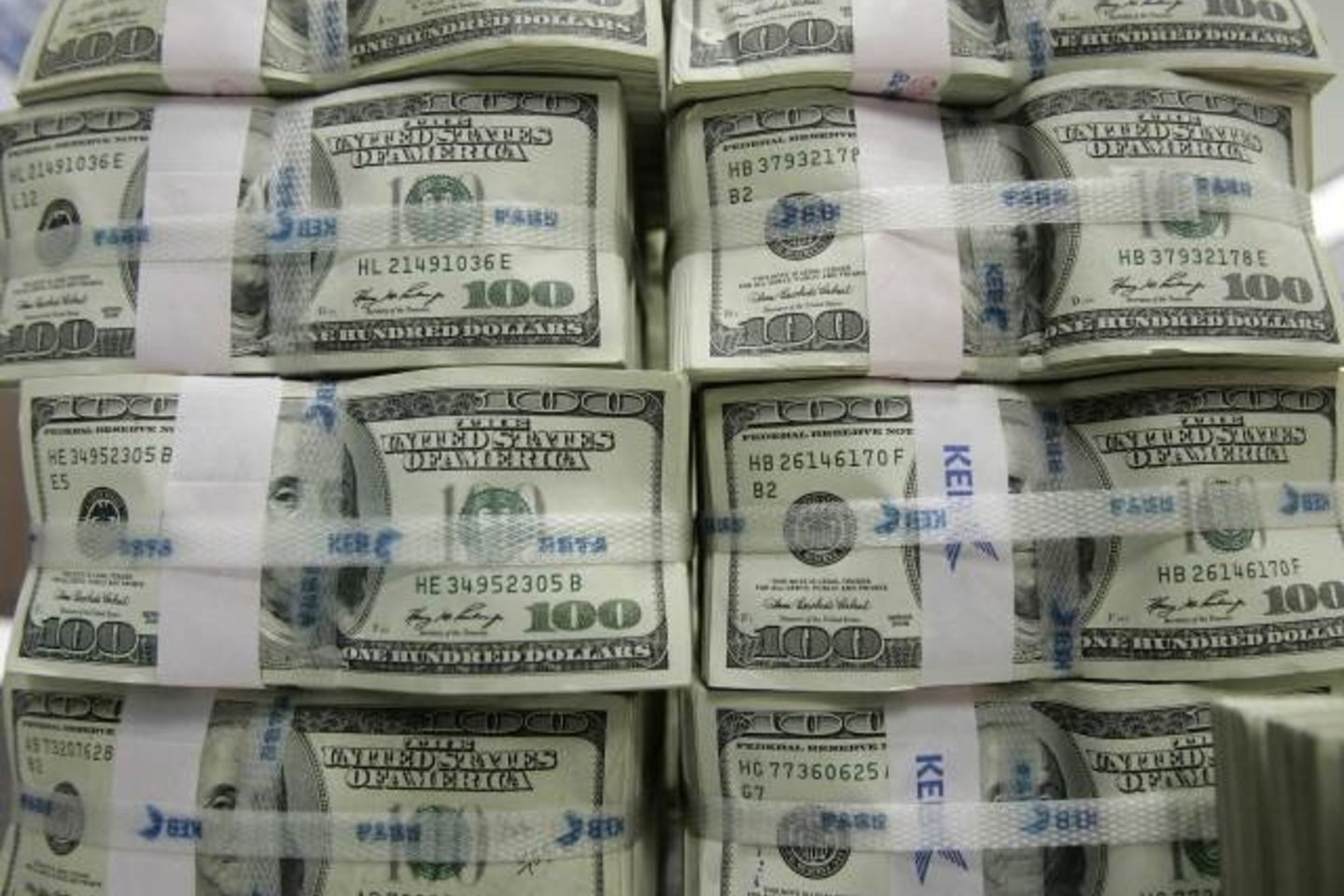 Bendra ieškinių suma gali siekti 50 mln. JAV dolerių.