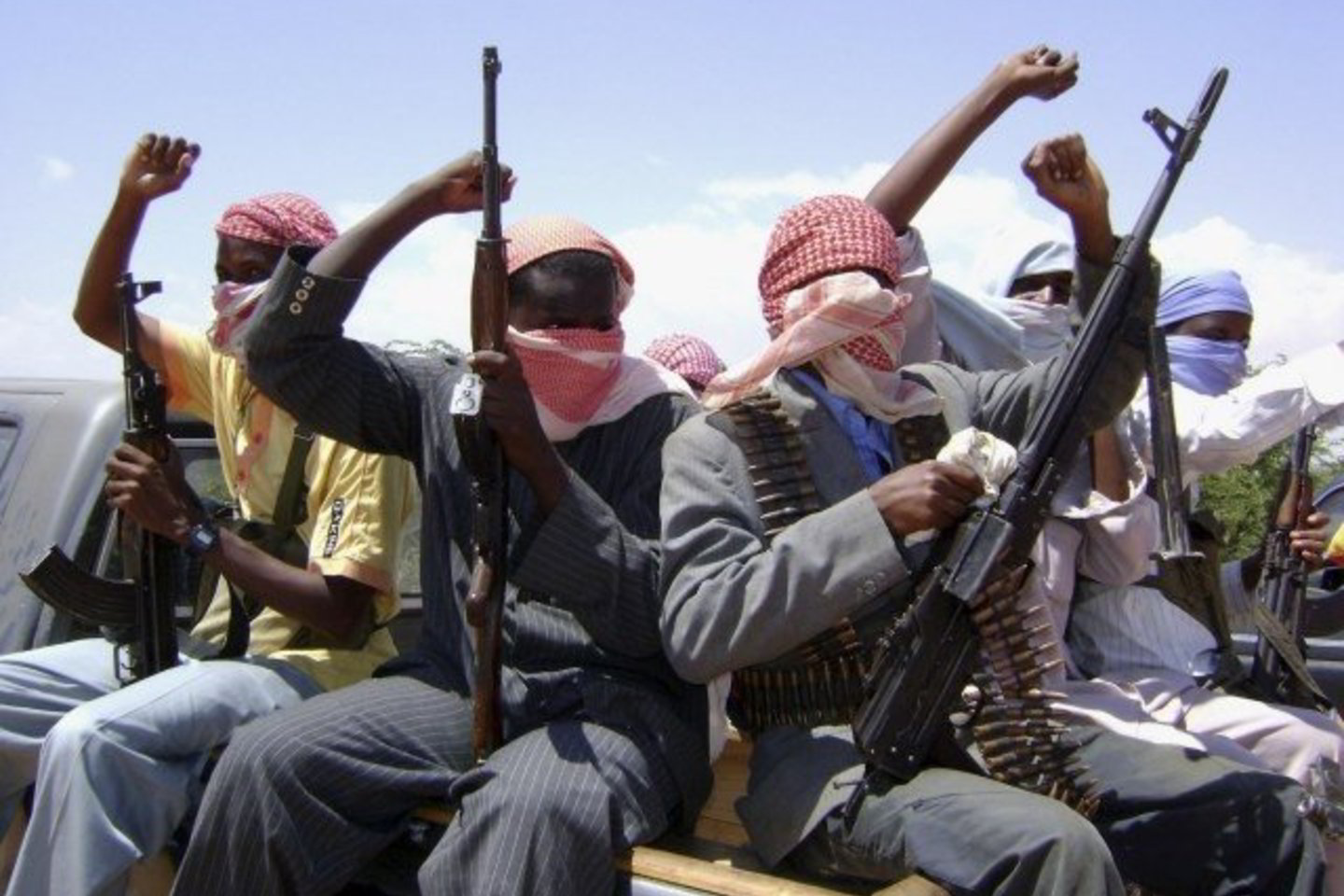 Somalio piratai pasidalijo grobį.