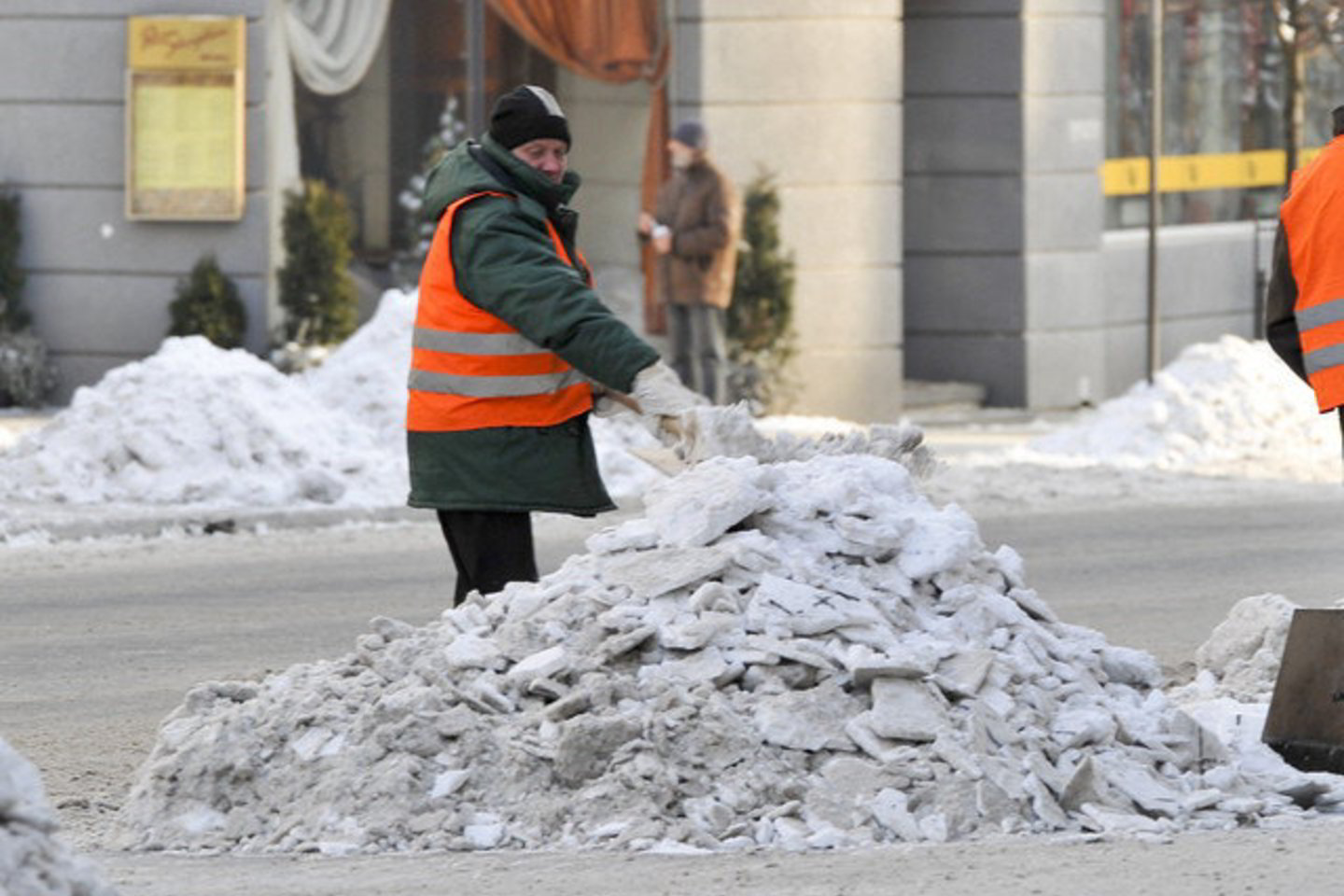 Iki šiol jų teritorijas prižiūrėjo savivaldybės butų ūkio tarnybos, bet panaikinus mokestį gyventojams neliks galimybių išlaikyti kiemsargius.