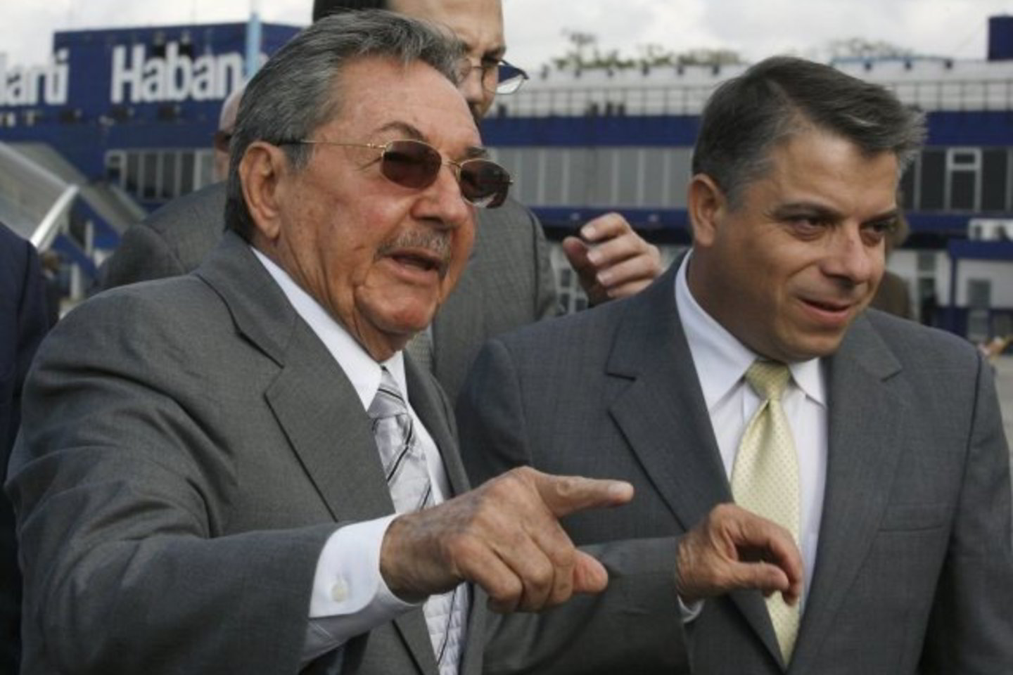 R.Castro (kairėje) atstatydino ir užsienio reikalų ministrą Felipe Perezą Roque'ą.
