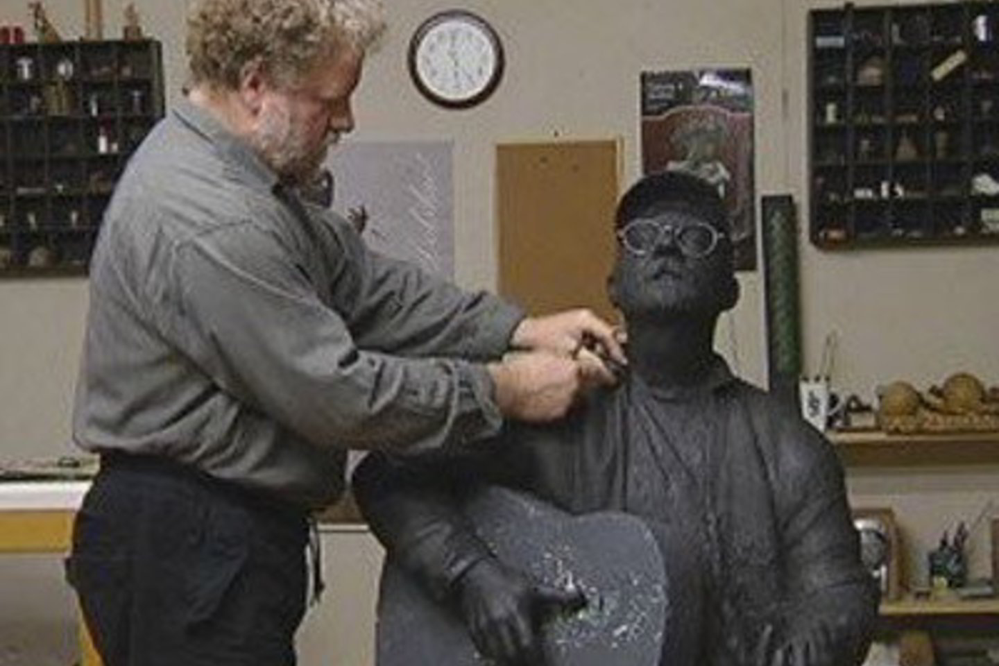Nors Kernagį skulptorius ir pažinojo, sako, kad ne kartą teko taisyti savo kūrinį.