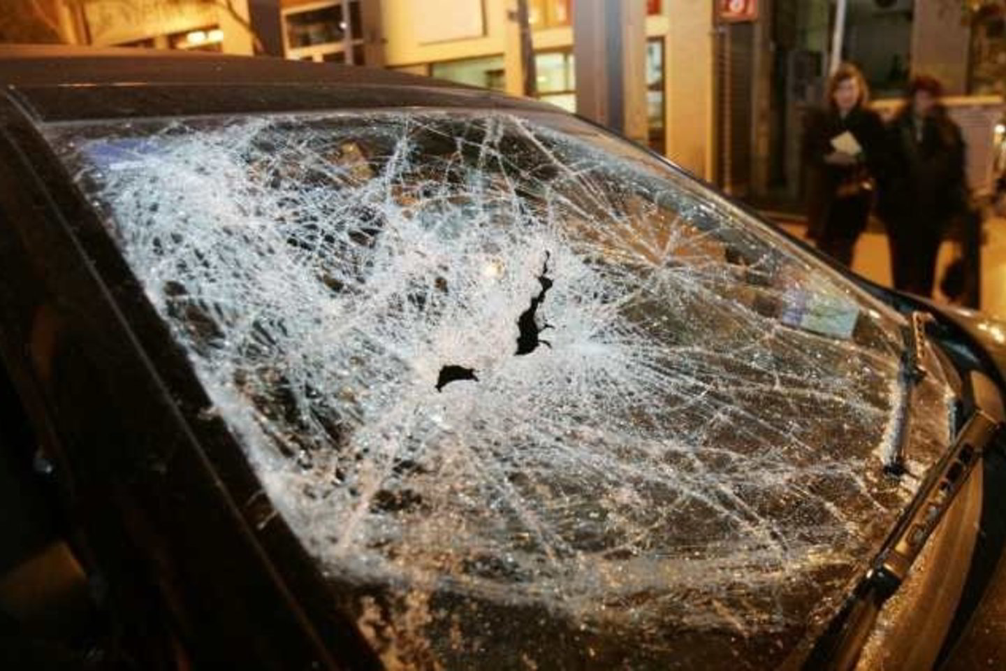 Pareigūnai panaudojo ašarines dujas. Buvo sužeistas vienas praeivis ir du policininkai.