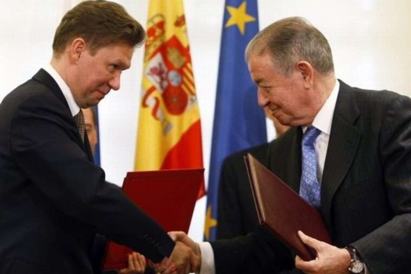 Rusijos dujų milžino "Gazprom" vadovas Aleksejus Milleris spaudžia ranką Ispanijos "Gas Natural" prezidentui Salvadorui Gabarro.
