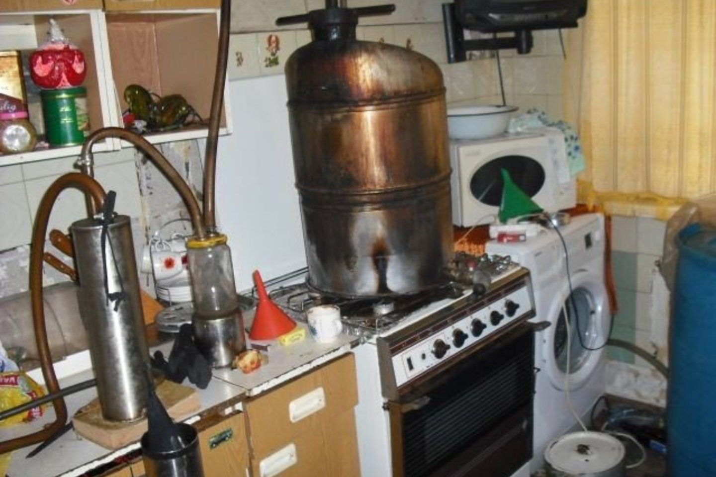 Naminukė buvo verdama virtuvėje, o pareigūnų vizito metu kaip tik vyko jos gamybos procesas.