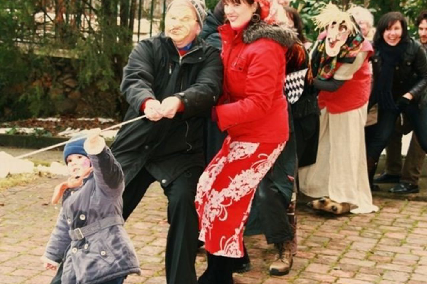 Šventė prasidėjo ambasados kiemelyje.