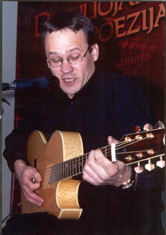2002 metais S.Mykolaitis debiutavo kaip dainuojamosios poezijos atlikėjas.