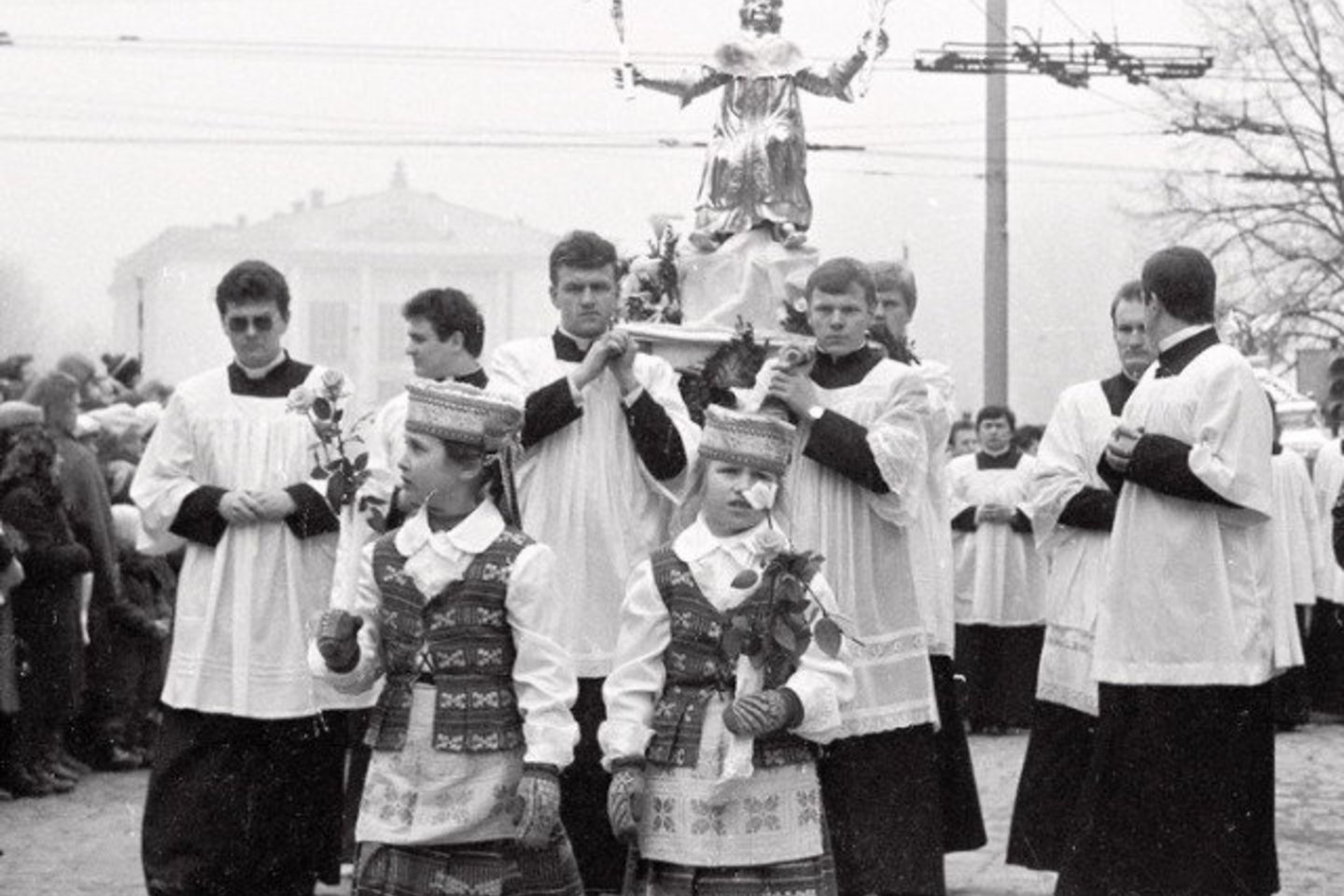 1989 m. kovo 3 d. Šv. Kazimiero palaikai iškilmingai sugrąžinti į Vilniaus arkikatedros Šv. Kazimiero koplyčią.