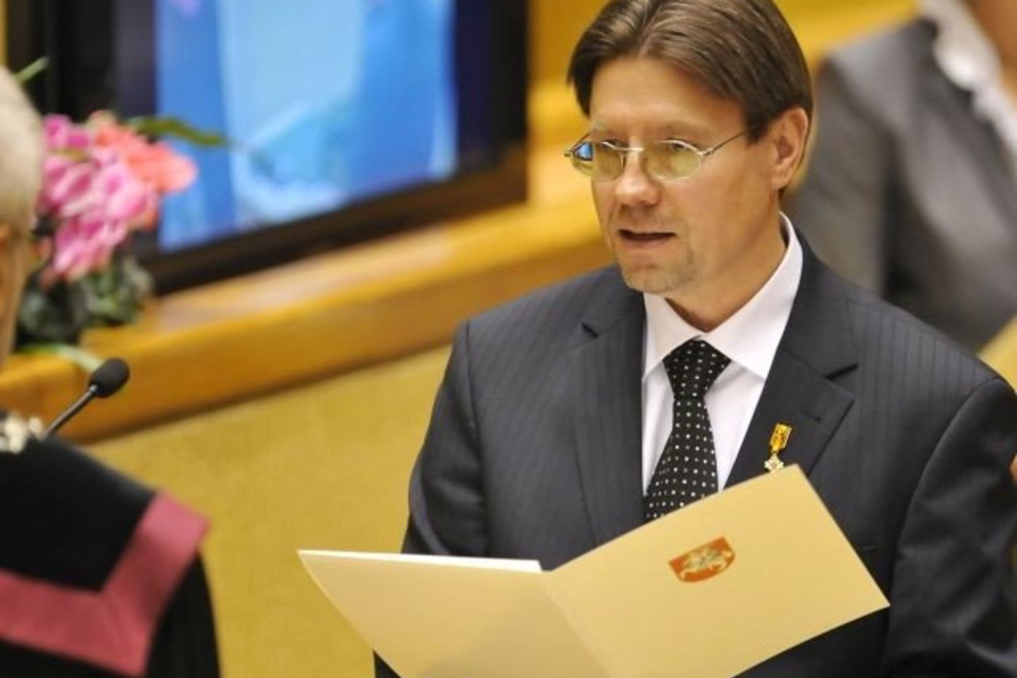 Nors oficialiai S.Šedbaro advokatų kontora neegzistuoja, Teisės ir teisėtvarkos komitetui vadovaujantis Seimo narys sako dar galvosiąs, ar jos iškabą nuimti, ar ne.