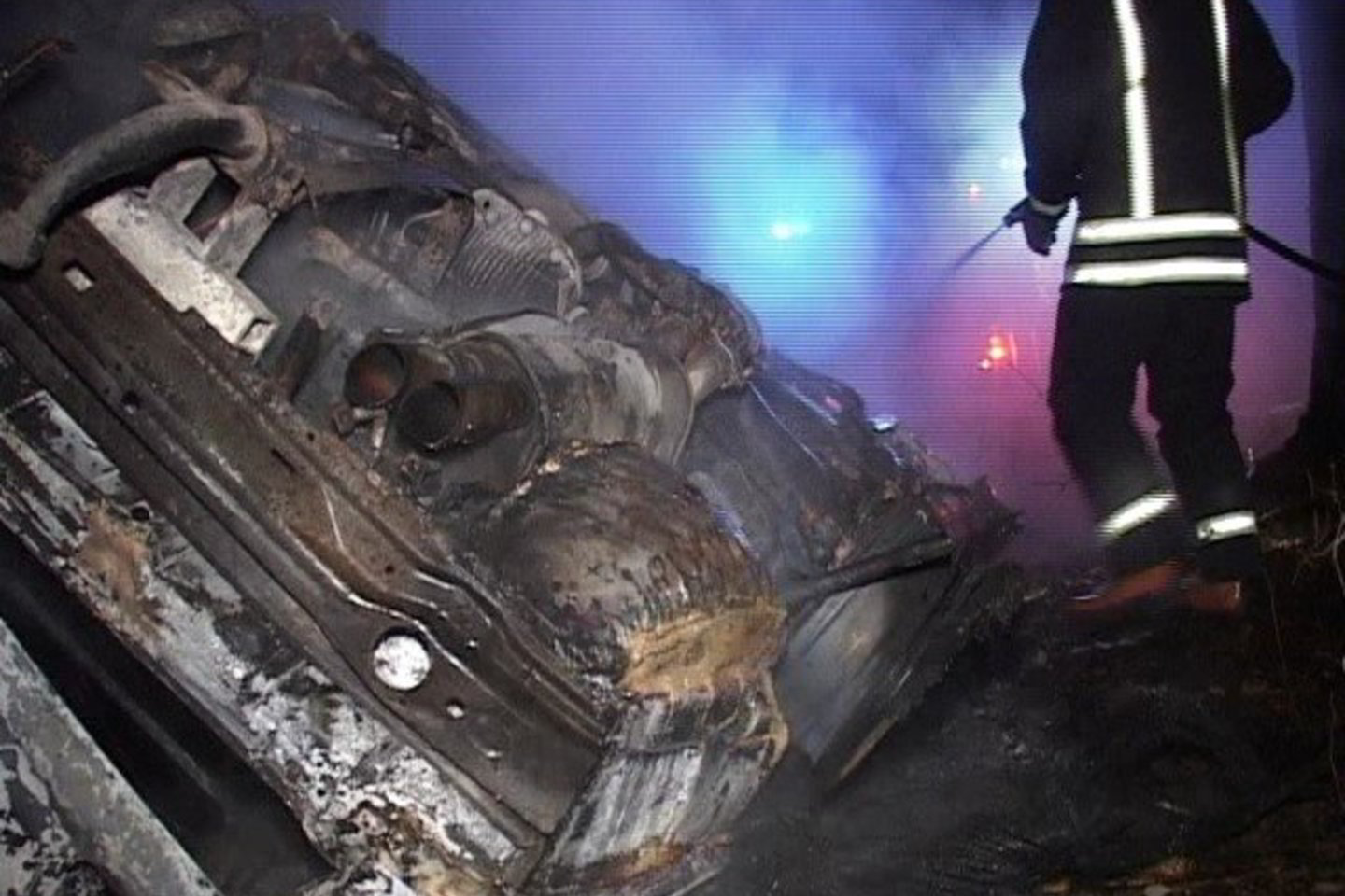 „Opel Omega“ nulėkė nuo kelio vertėsi ir atsitrenkusi į medžius užsidegė.