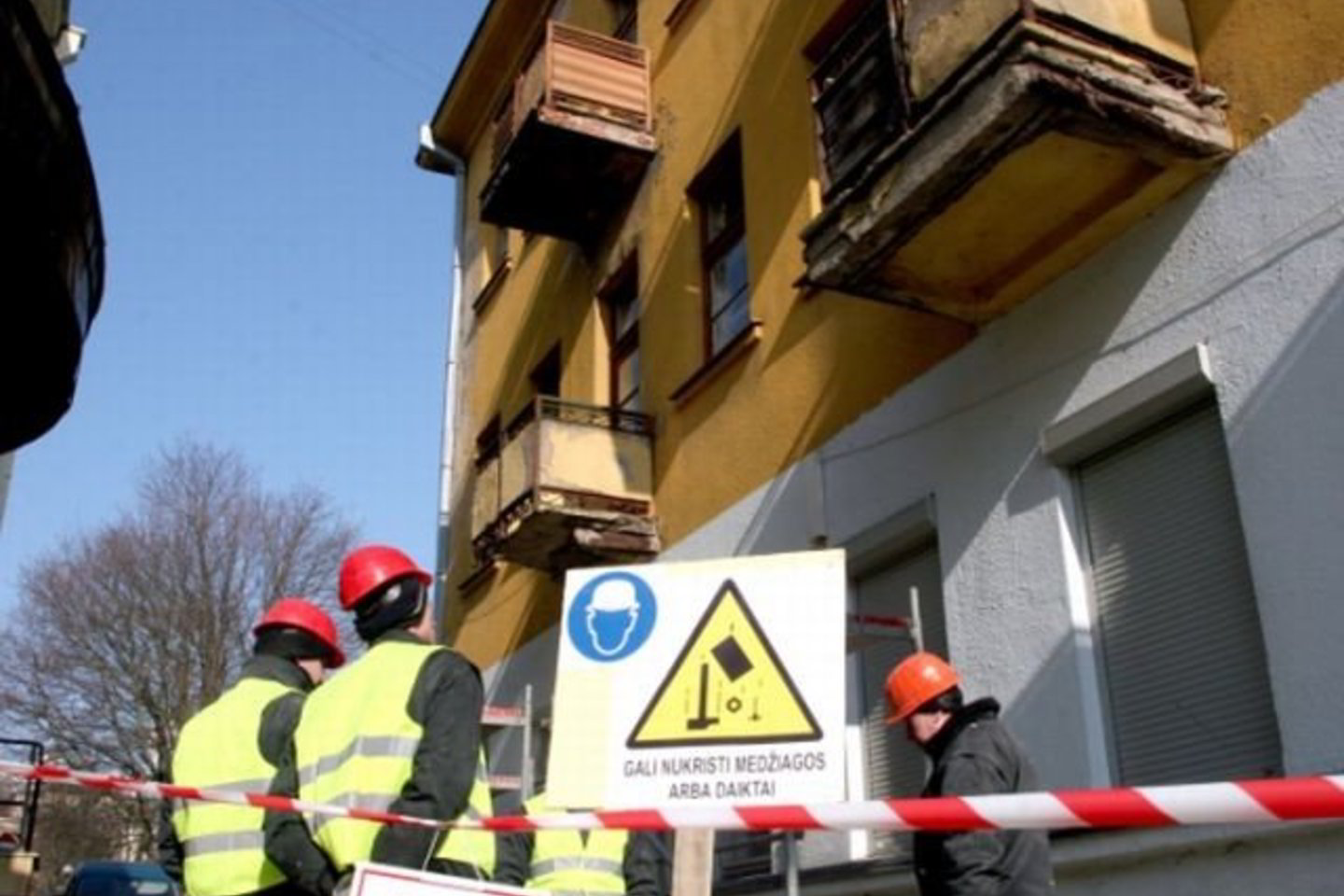 Statybininkai ketvirtadienį darbavosi prie pastato.