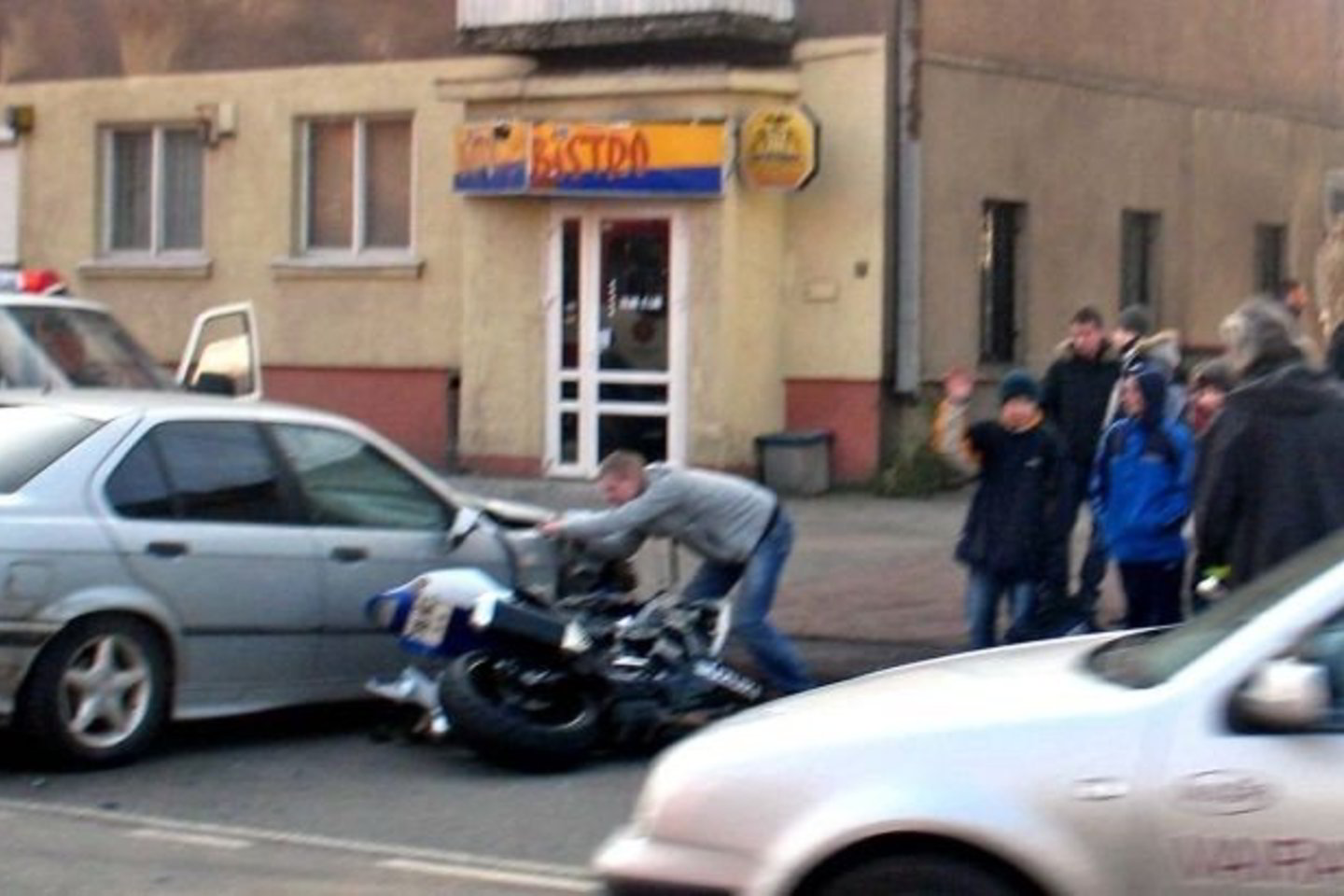 2007 metais pagamintas „Suzuki“ po smūgio suskilo į gabalus.