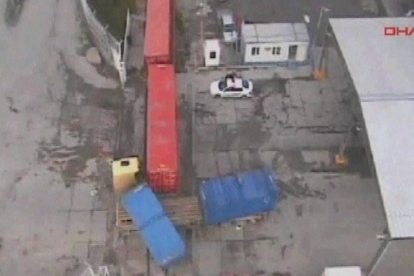 Apsaugos kameros užfiksavo momentą, kaip Turkijos Mersino mieste traukinys taranuoja sunkvežimį, o šis partrenkia stovintį vyrą.