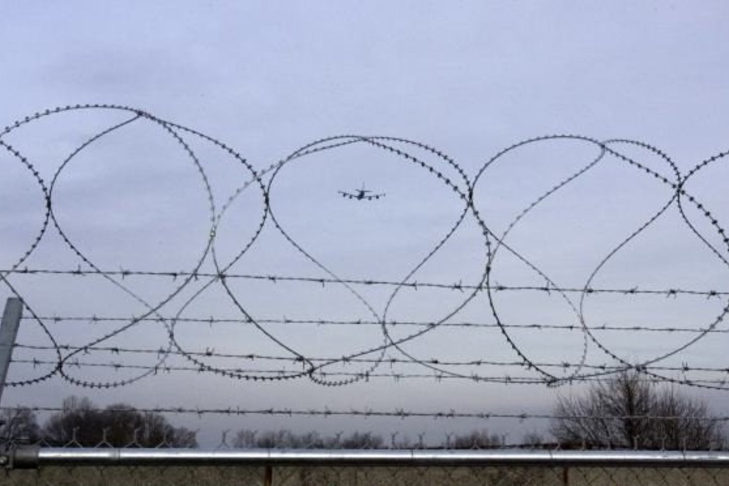Manaso aviacijos bazės uždarymas komplikuoja JAV planus didinti karinį kontingentą Afganistane.