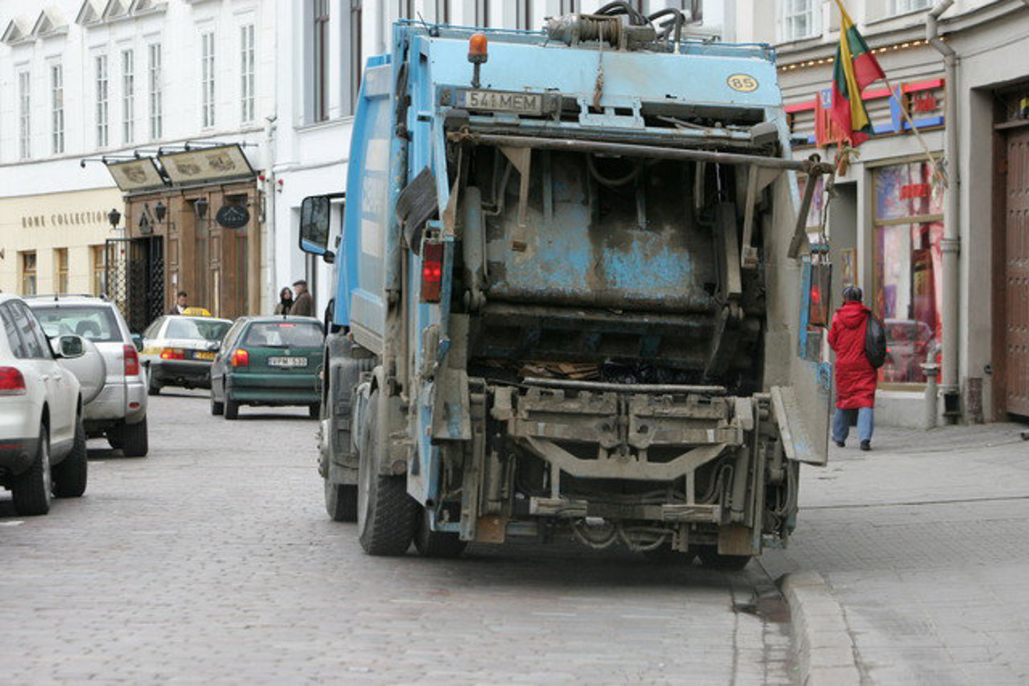 Nieko neveikdami, o tik brangindami šiukšlių išvežimą, valdžios vyrai kaupia milijonus.