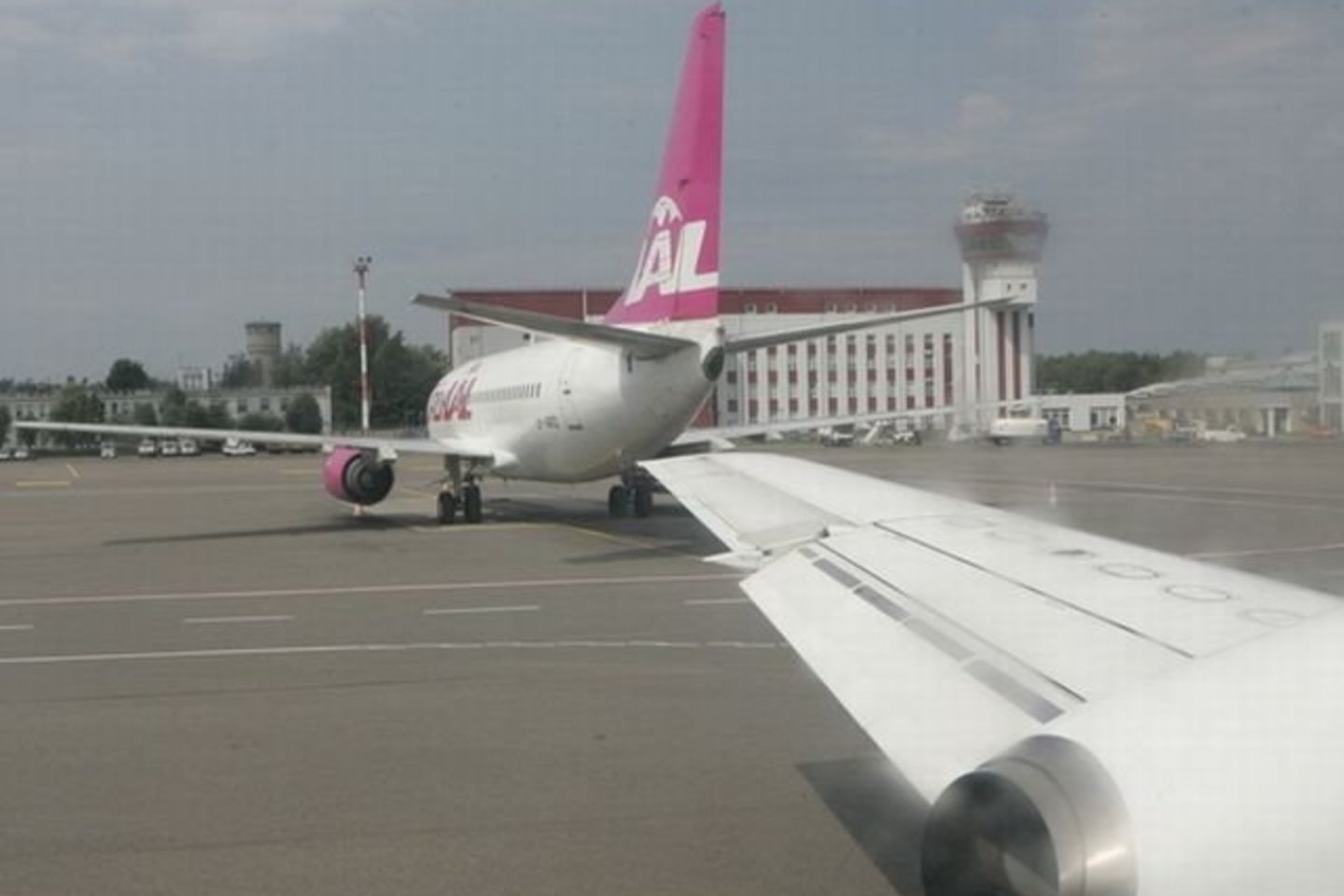 „flyLAL Charters“ lėktuvas apie 4 val. 00 min. nusileido Vilniuje.