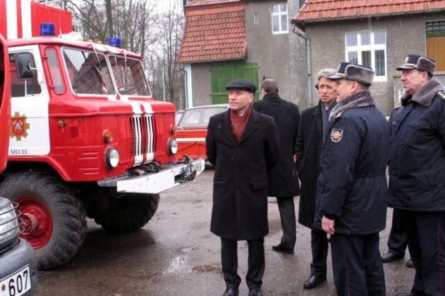 Ministrą R.Palaitį (kairėje) Šilutės gelbėtojų technika domino, o algos - ne.