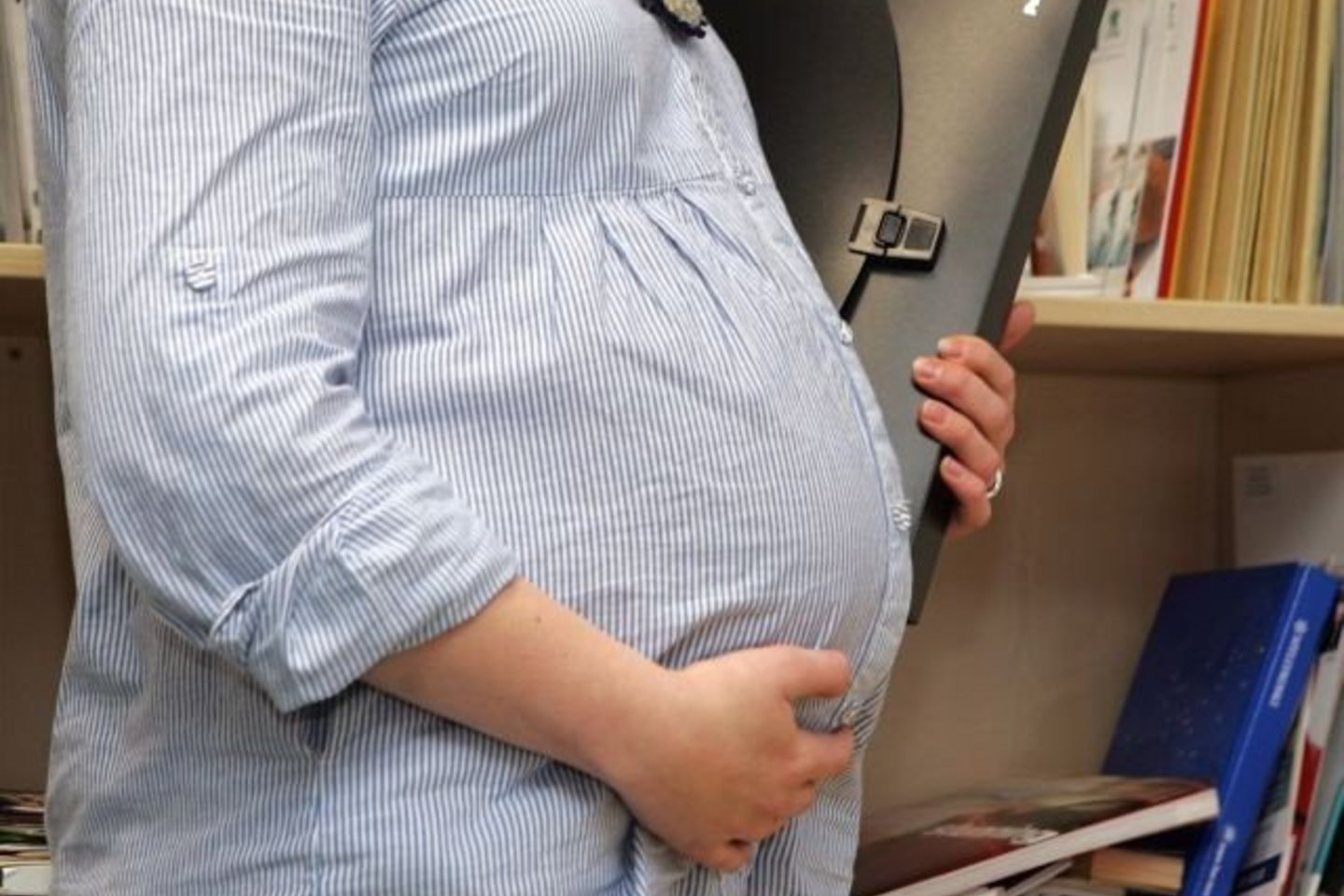 Atvykę pareigūnai išskyrė kelias konfliktuojančias merginas. Tarp jų buvo ir apkulta nėščia moteris.