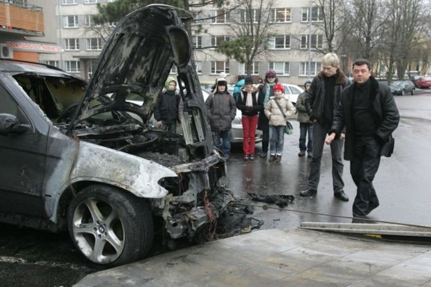 V.Šapranauskui (dešinėje) pirmadienio rytą teko atsisveikinti su savo automobiliu.