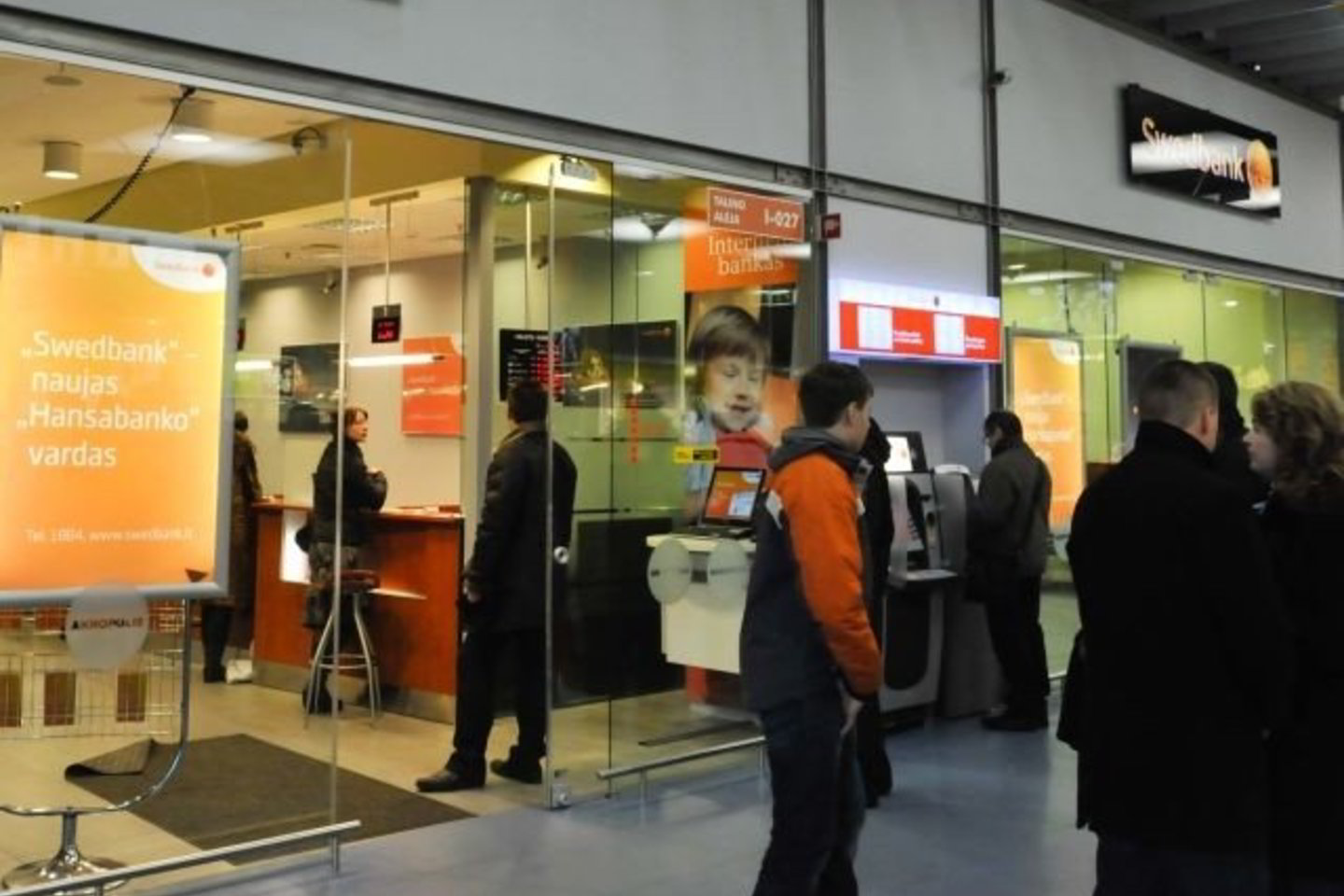 Savaitgalį bankus šturmavusius žmones valdžia ėmė raminti pirmadienį.