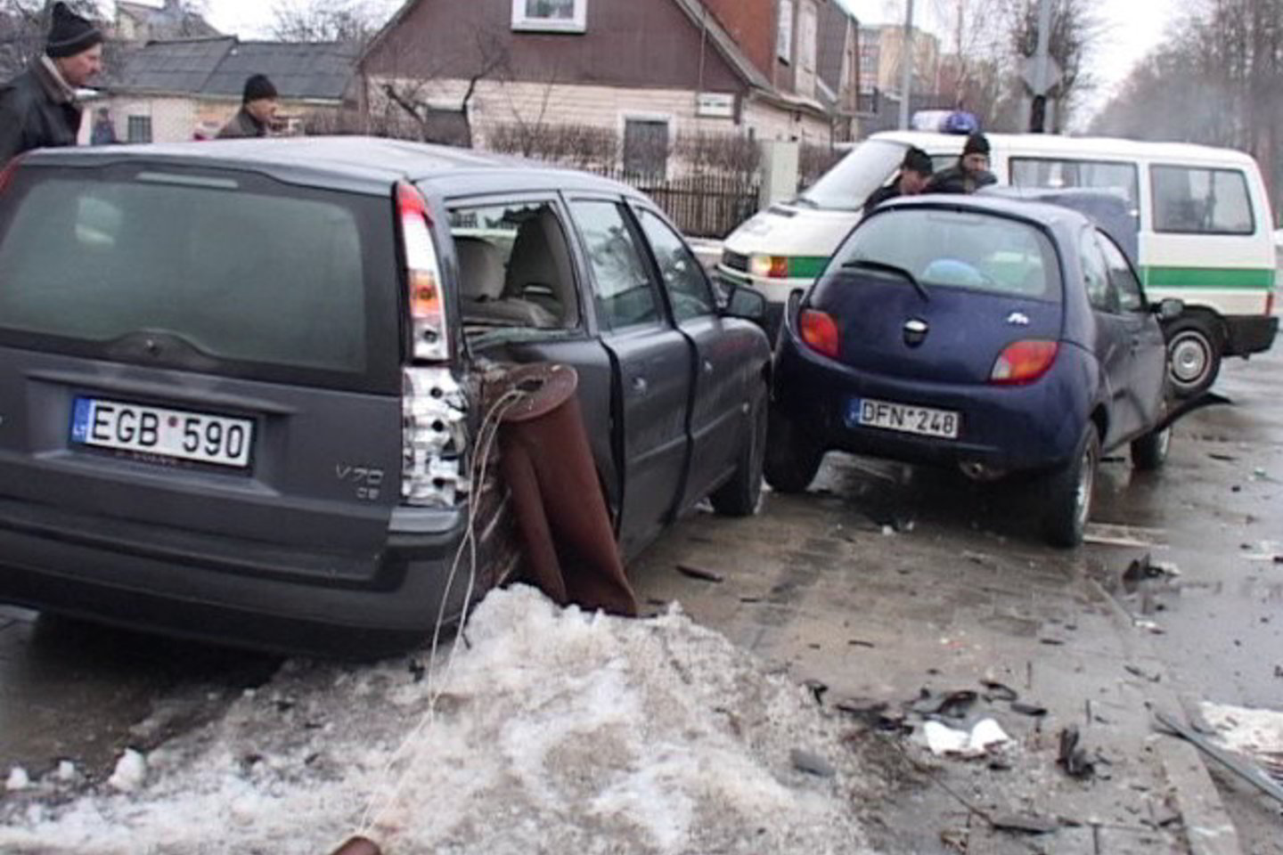 Susidūrus automobiliams nukentėjo trys žmonės.