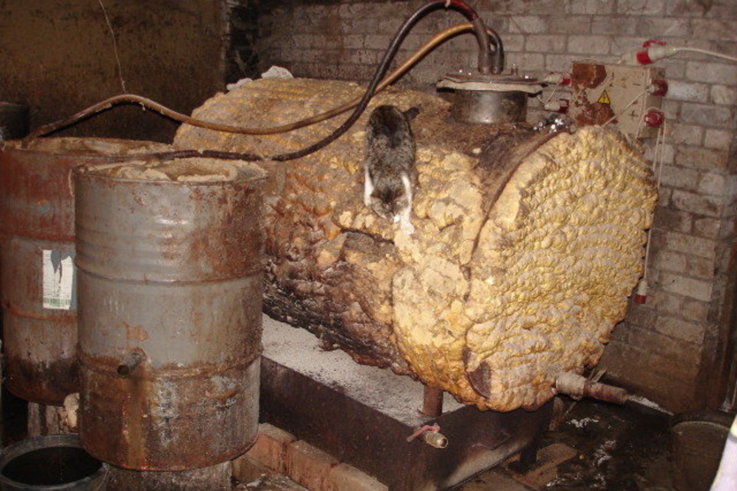 Pareigūnai apskretusiose metalinėse statinėse rado 2400 litrų raugo ir jau pagamintus 214 litrų naminės.