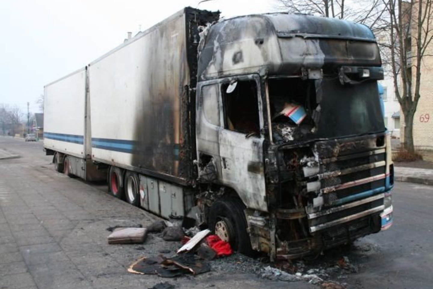 Palangoje naktį sudeginto šaldytas žuvis gabenusio vilkiko „Scania“ savininkas 39 metų palangiškis Steponas Kelpšas piktadaryste įtaria savo konkurentus.