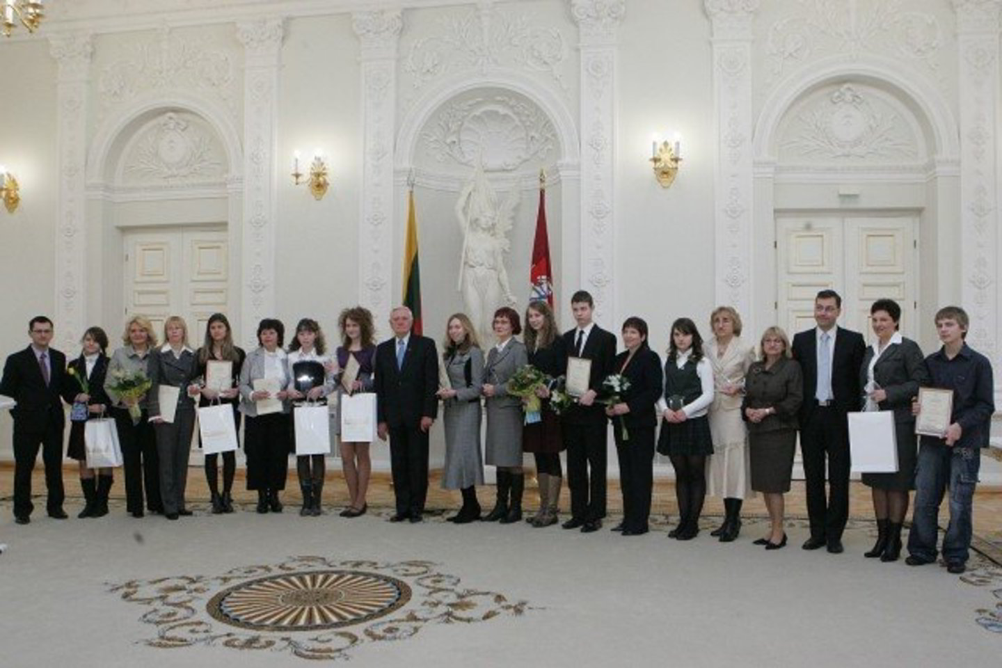 Moksleiviai gavo dovanas iš prezidento V.Adamkaus rankų.
