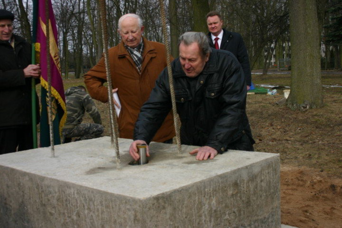 Kapsulę į paminklo pamatą deda vyriausias Vytautų klubo narys Vytautas Vitkauskas.