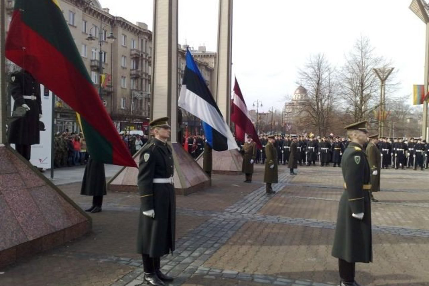 Prie Seimo iškilmingai pakeltos Baltijos šalių vėliavos.