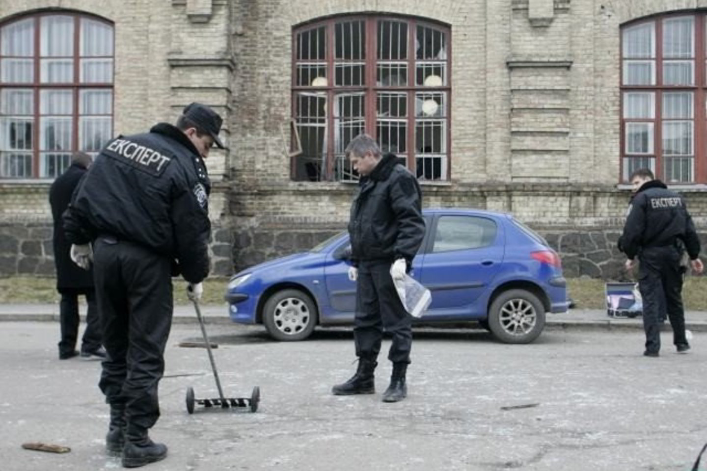 Nežinomas nusikaltėlis pro pastato langą įmetė granatą.