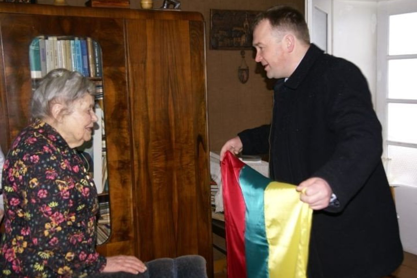 Telšių rajono meras V. Ramšas valstybines vėliavas dalijo jų neišgalintiems nusipirkti gyventojams.