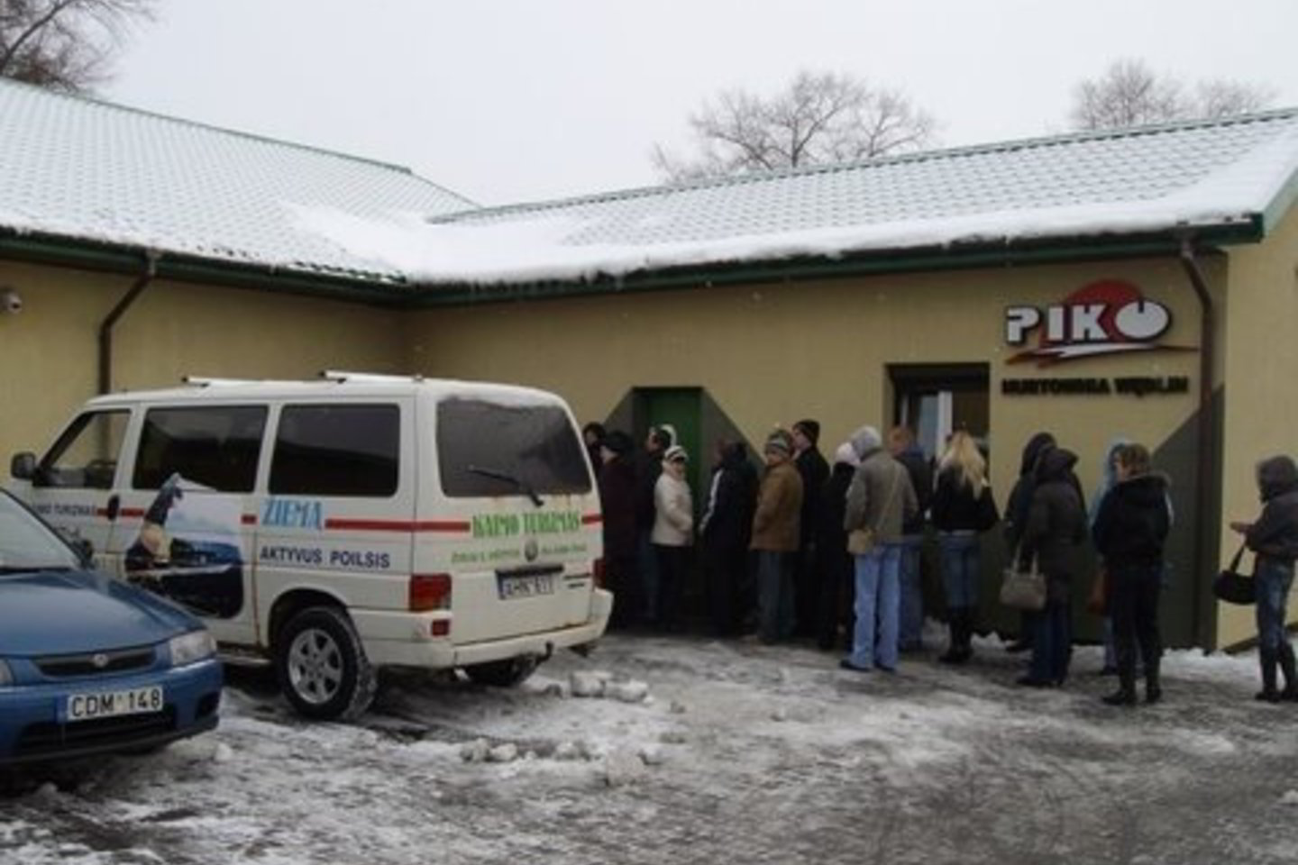 Eilės prie prekybos bazės PIKO - jau įprastas dalykas.