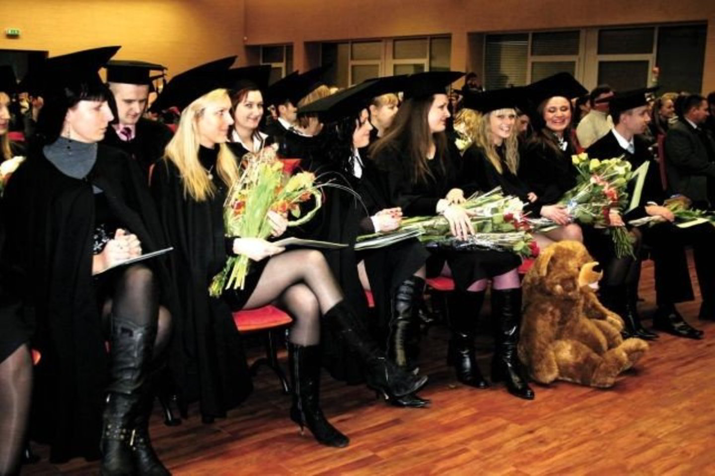 Šiandienių magistrantų rankose – diplomai ir artimųjų gėlės.