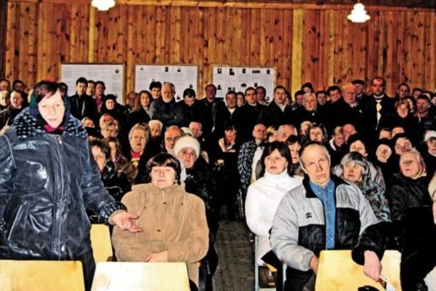 Ginti seniūno nuo rajono valdžios nemalonės kultūros centre buvo susirinkę ne mažiau kaip 200 žmonių. Per porą dienų veliuoniškiai surinko beveik 700 parašų po prašymu neatleisti seniūno iš darbo.