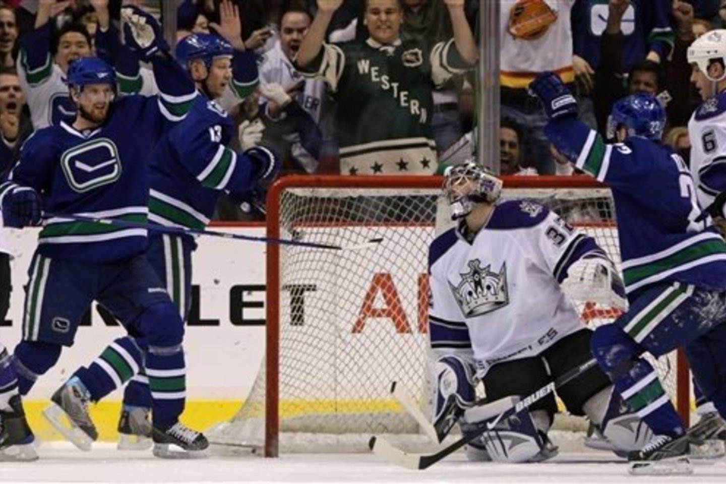 „Canucks“ ledo ritulininkai (mėlyna apranga) iškovojo ketvirtąją pergalę.