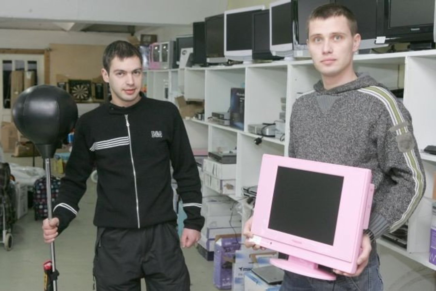 Į savo praėjusį rudenį atidarytą parduotuvę Tomas su Romu veža ir rožinius televizorius, ir bokso kriaušes.