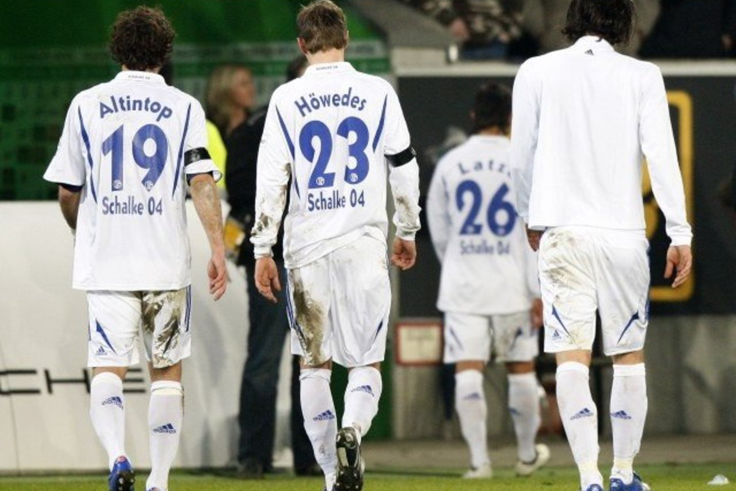 Gelzenkircheno „Schalke 04“ futbolininkai stadioną paliko nuleidę galvas.