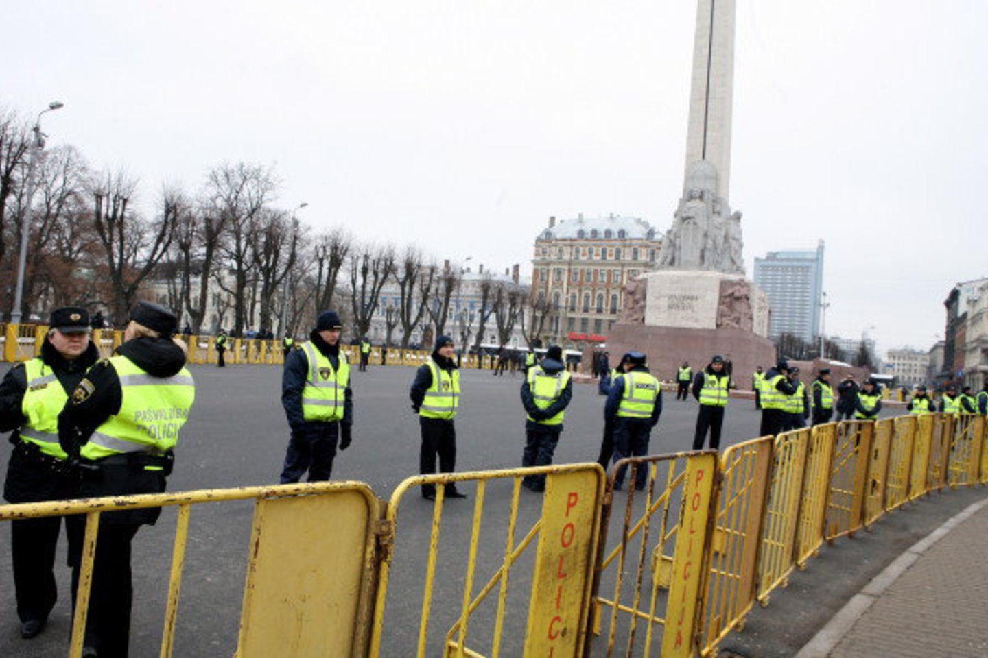 Laisvės paminklą apjuosė policininkai ir metalinė tvora.