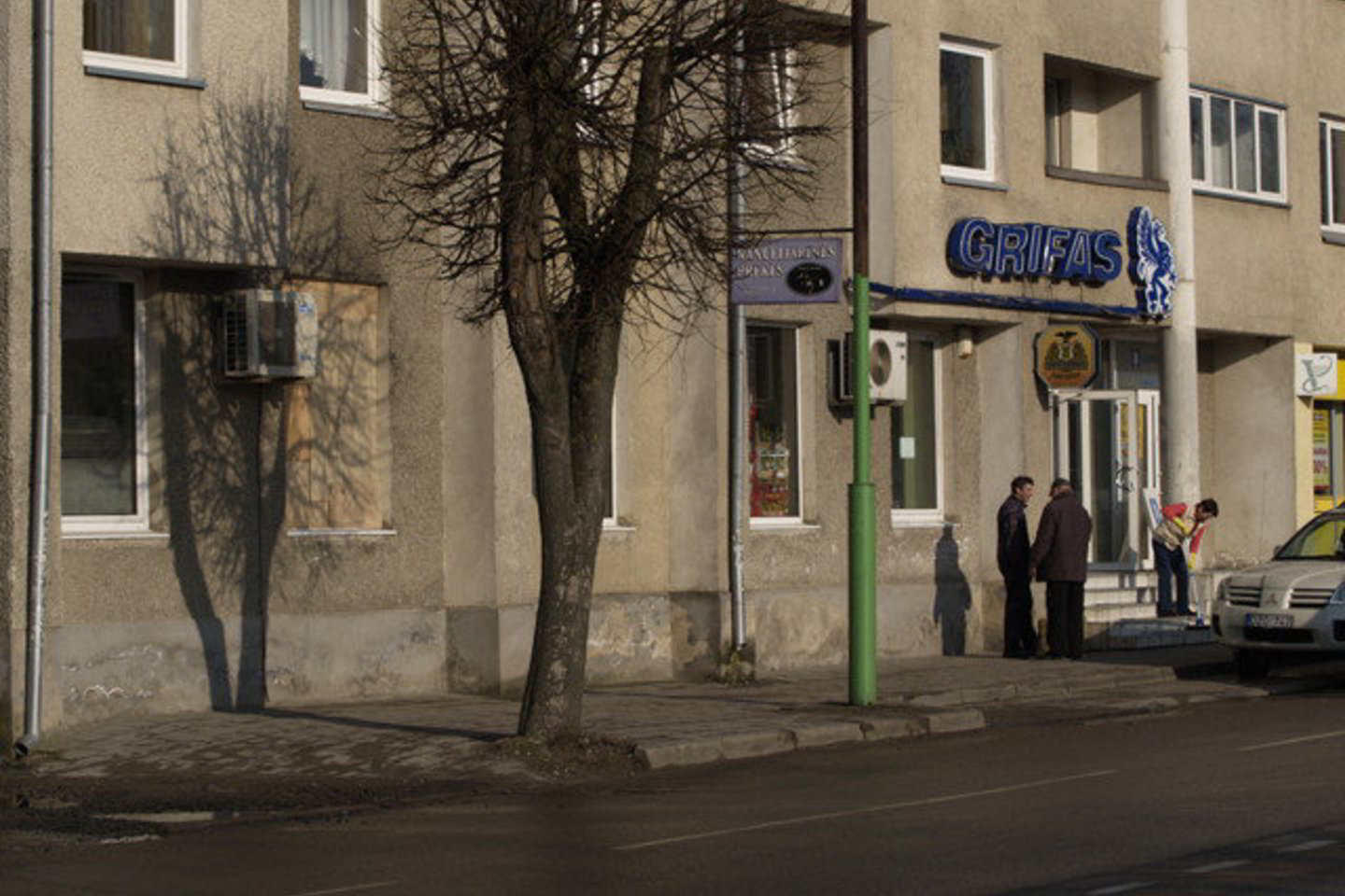 Nuo naktį parduotuvės viduje kilusių liepsnų sutrūko langas.